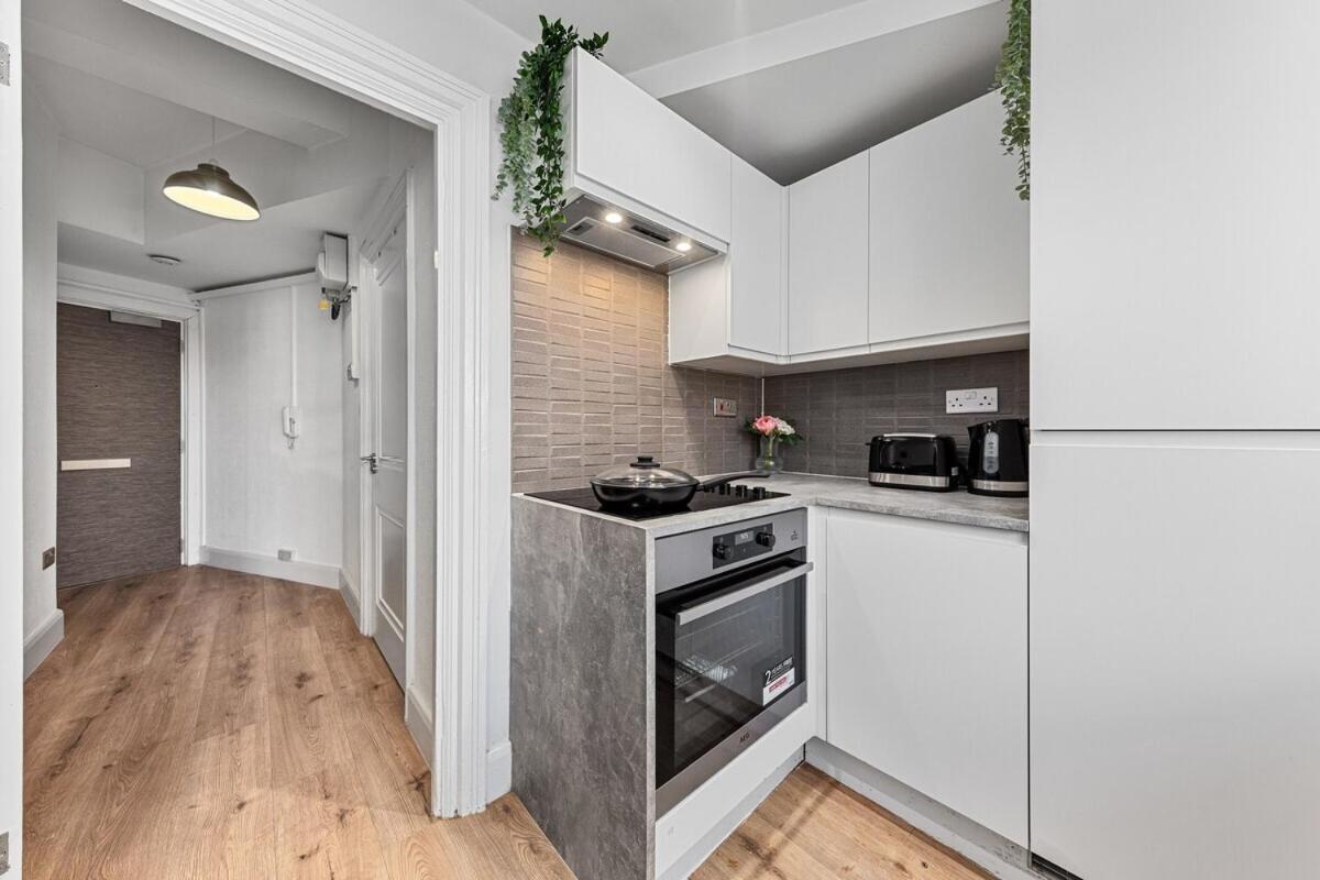 Luxury, Relaxing Apartment! 2 Mins From Paddington Station! *